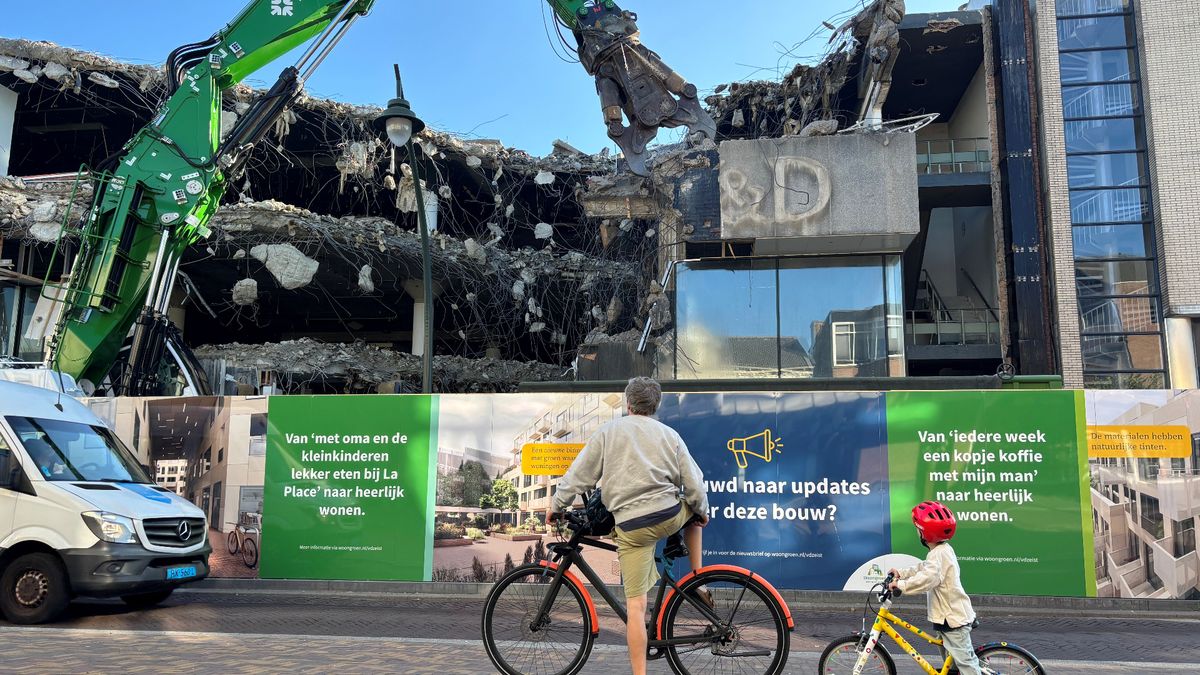 Iconische gevelletters van V&D weggehaald, sloop in volle gang