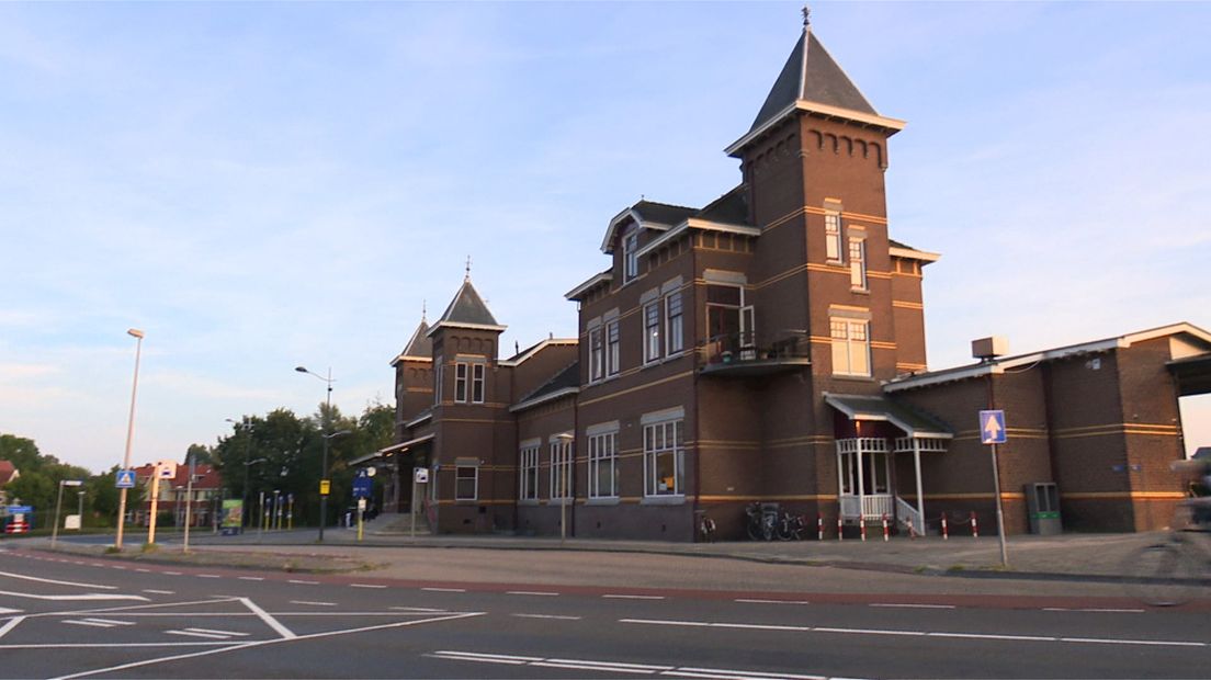 De werkplek is gevestigd boven het station in Kampen.