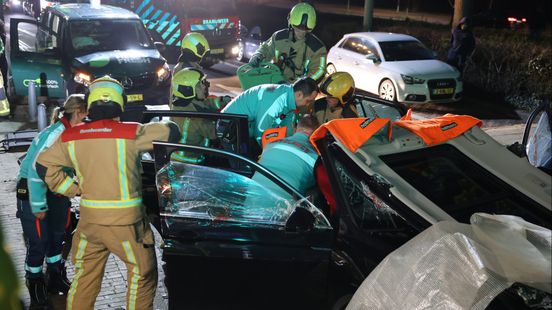 Brandweer knipt auto open na ongeluk met meerdere autos. Brandweer knipt auto open na ongeluk met meerdere autos.