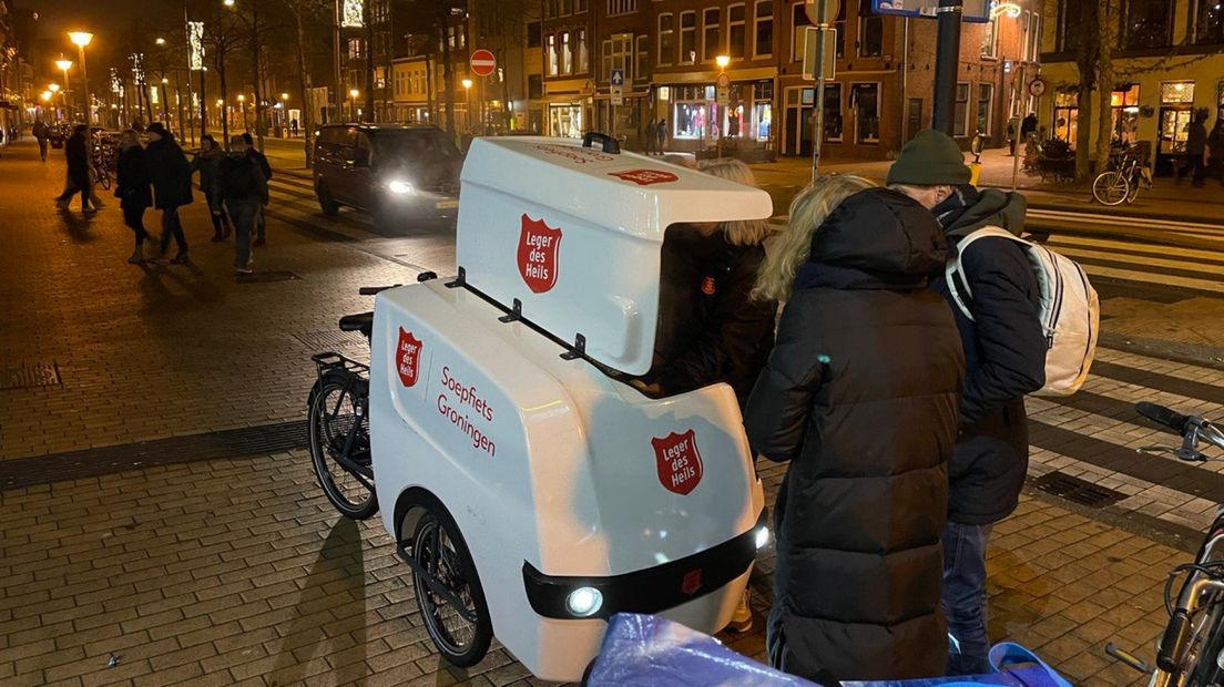 De soepfiets van het Leger des Heils aan het Gedempte Zuiderdiep in Stad