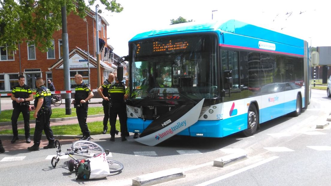 Een fietser is donderdagmiddag zwaargewond geraakt bij een botsing met een lijnbus in Arnhem. Het gaat om een 35-jarige inwoner van Arnhem.