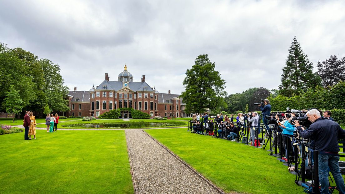 Het gezin poseerde voor Huis Ten Bosch