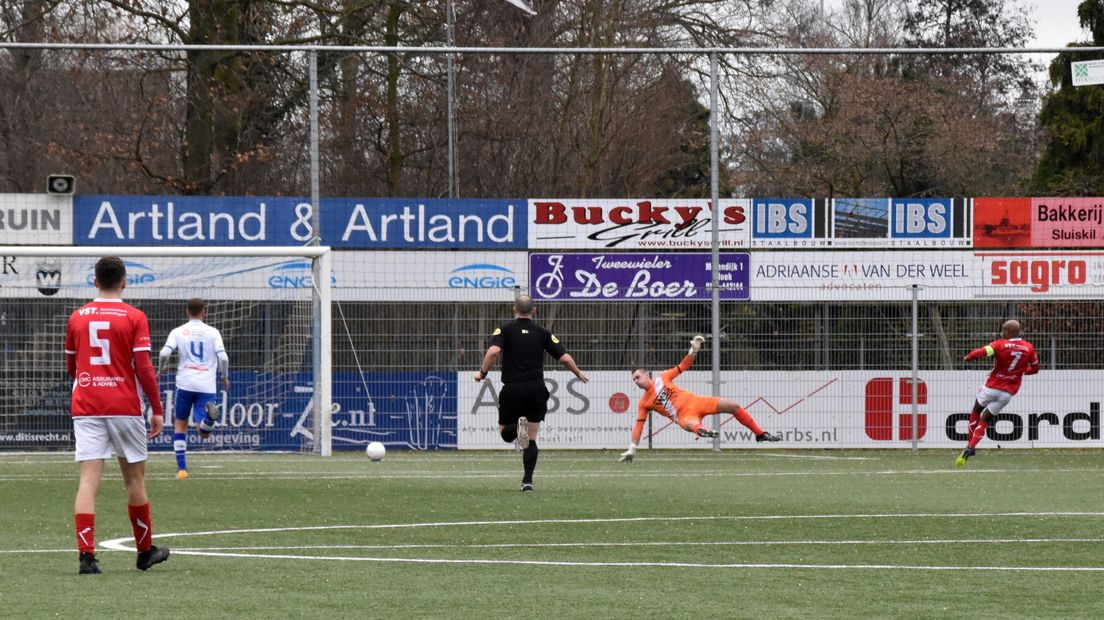 Spits Joshua Patrick van DOVO laat doelman Jordi de Jonghe kansloos