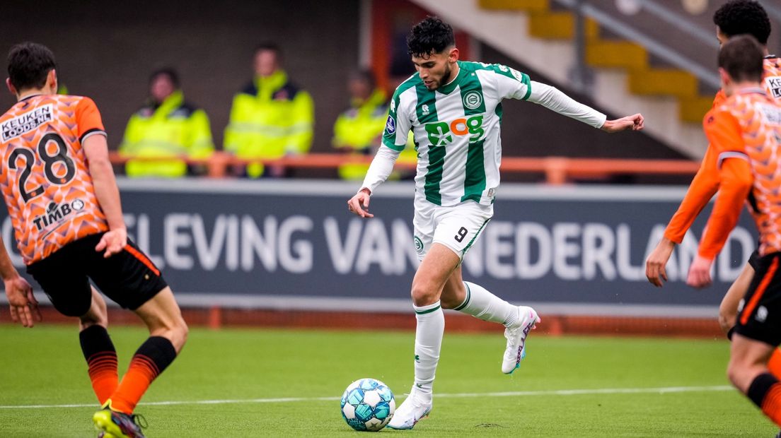 Ricardo Pepi legt namens FC Groningen aan voor een afstandsschot