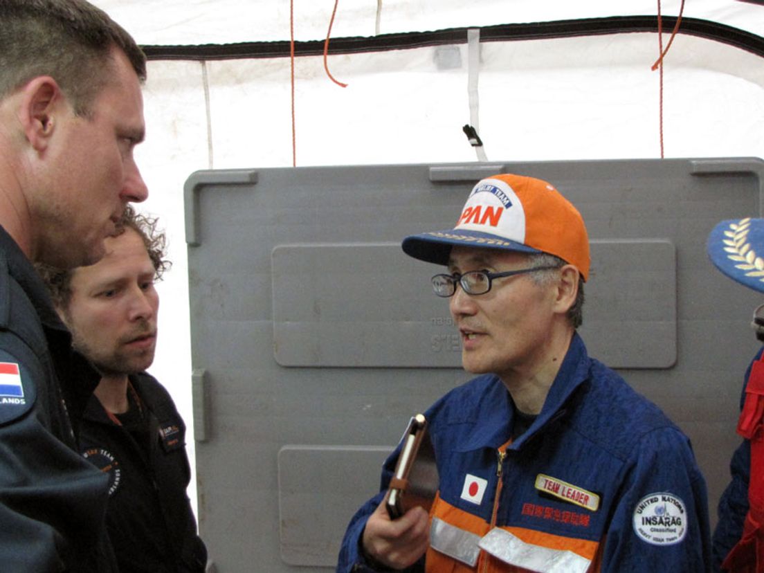 Nederlandse reddingsteam overlegt met hulpverleners uit Japan