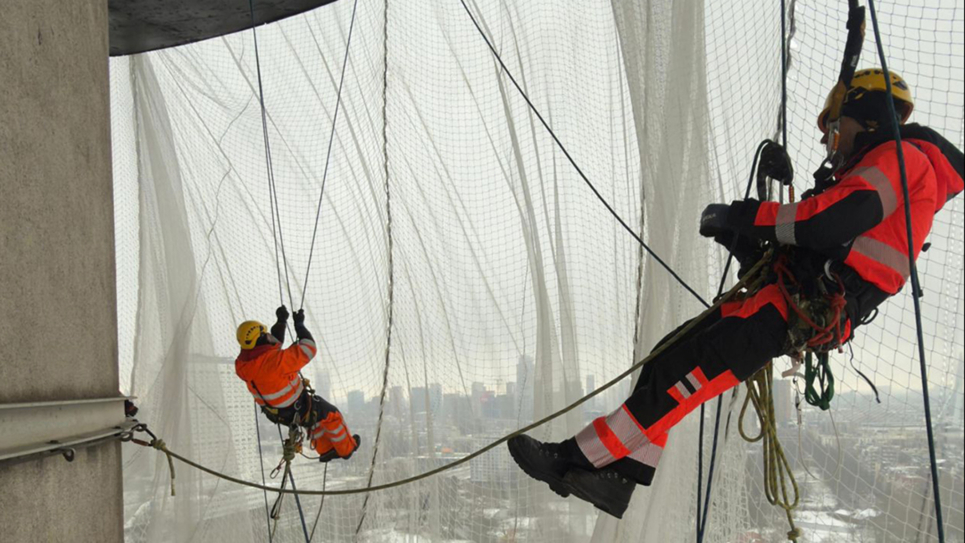 Werk op grote hoogte bij de renovatie van de Euromast.