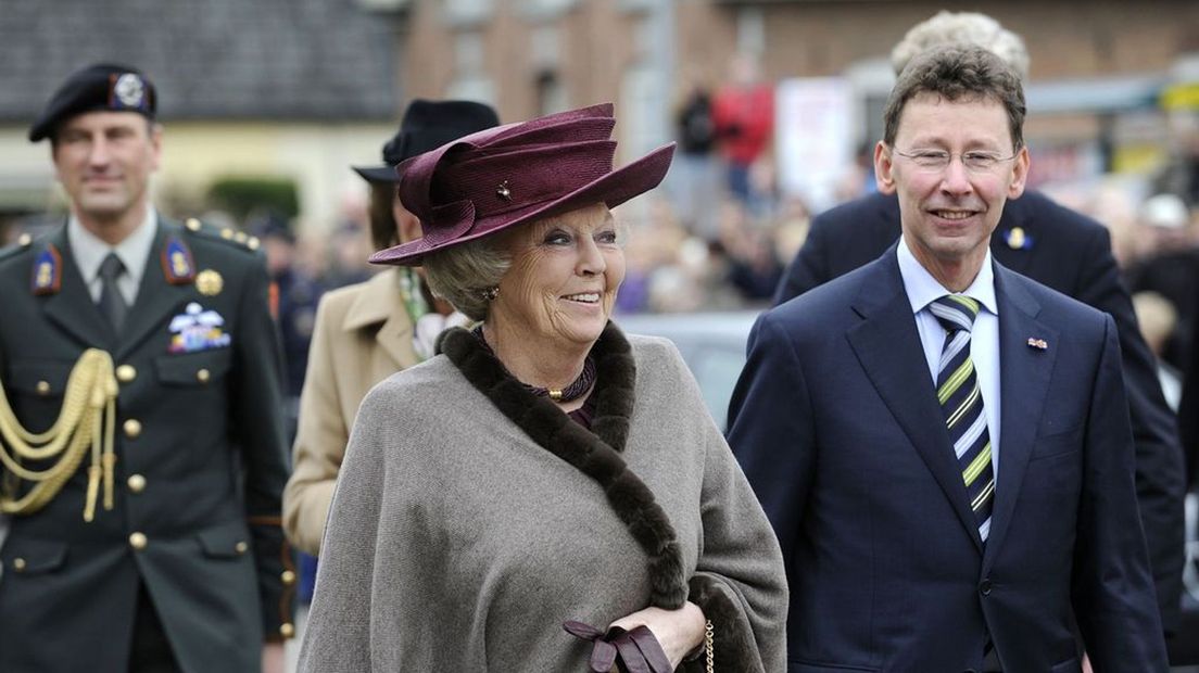 Koningin Beatrix wordt ontvangen door commissaris van de Koningin Clemens Cornielje
