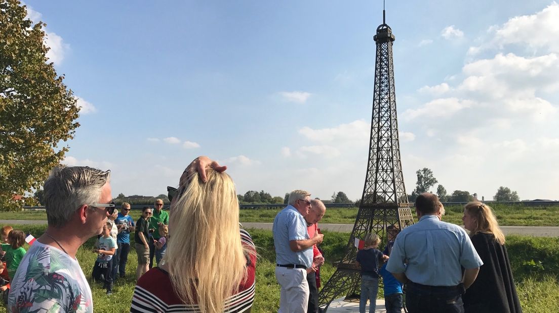 Vier meter hoge Eiffeltoren onthuld in Petit Paris