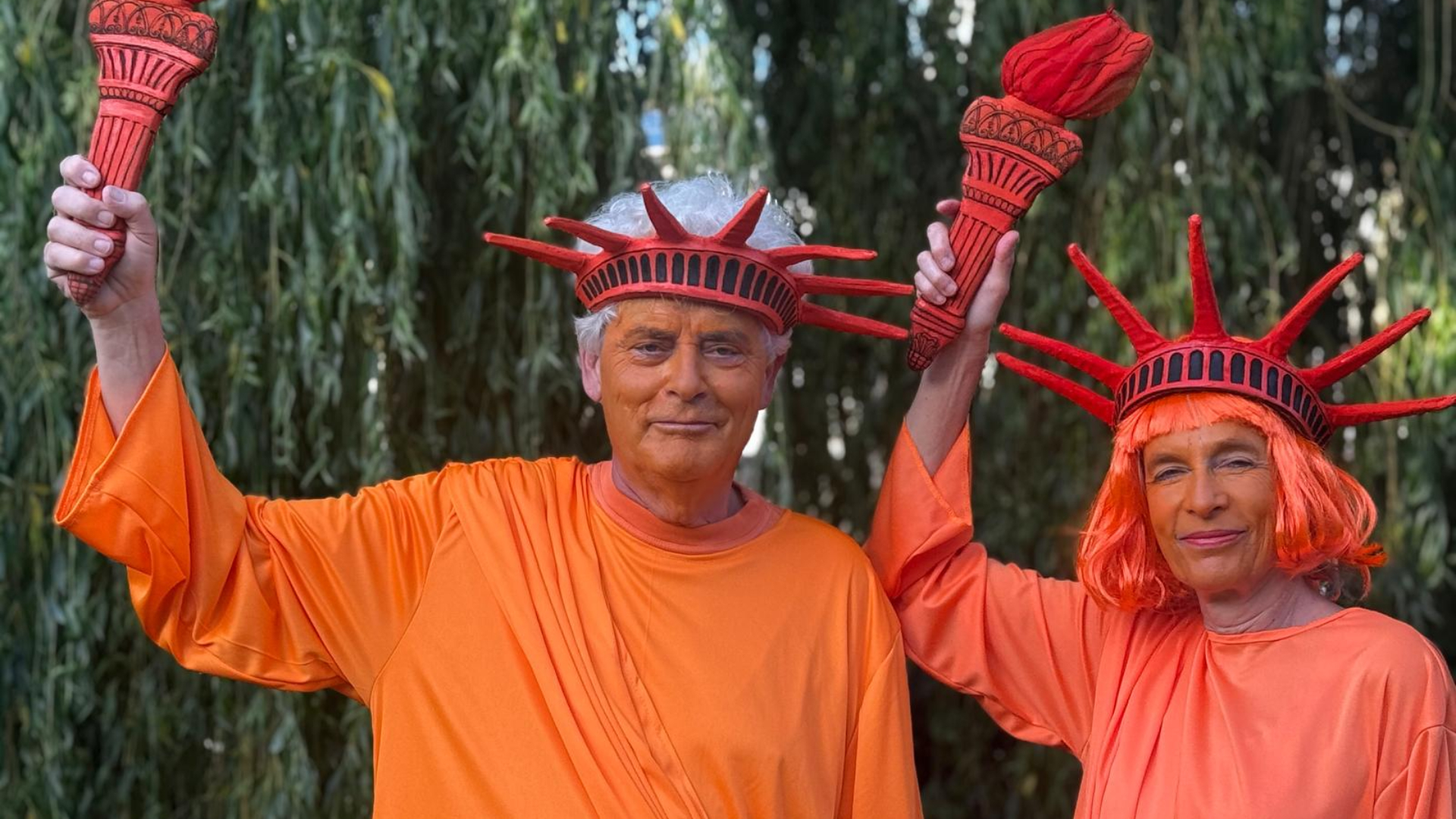 Paul en Caroline verkleed als oranjekleurig Vrijheidsbeeld.