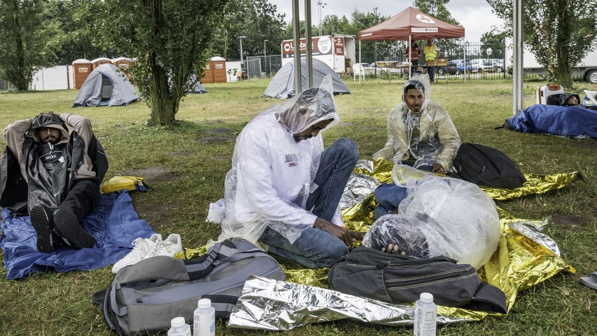 Situatie in Ter Apel: 'Twaalf mensen hebben op buitenterrein geslapen'