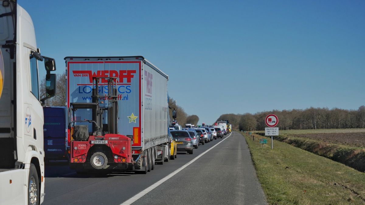 Rijstroken A28 dicht bij Hoogeveen na ongeluk