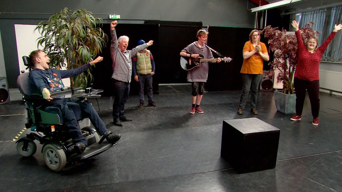 Corona lied theatergroep Duinart gehandicapten cliënten 's Heeren Loo