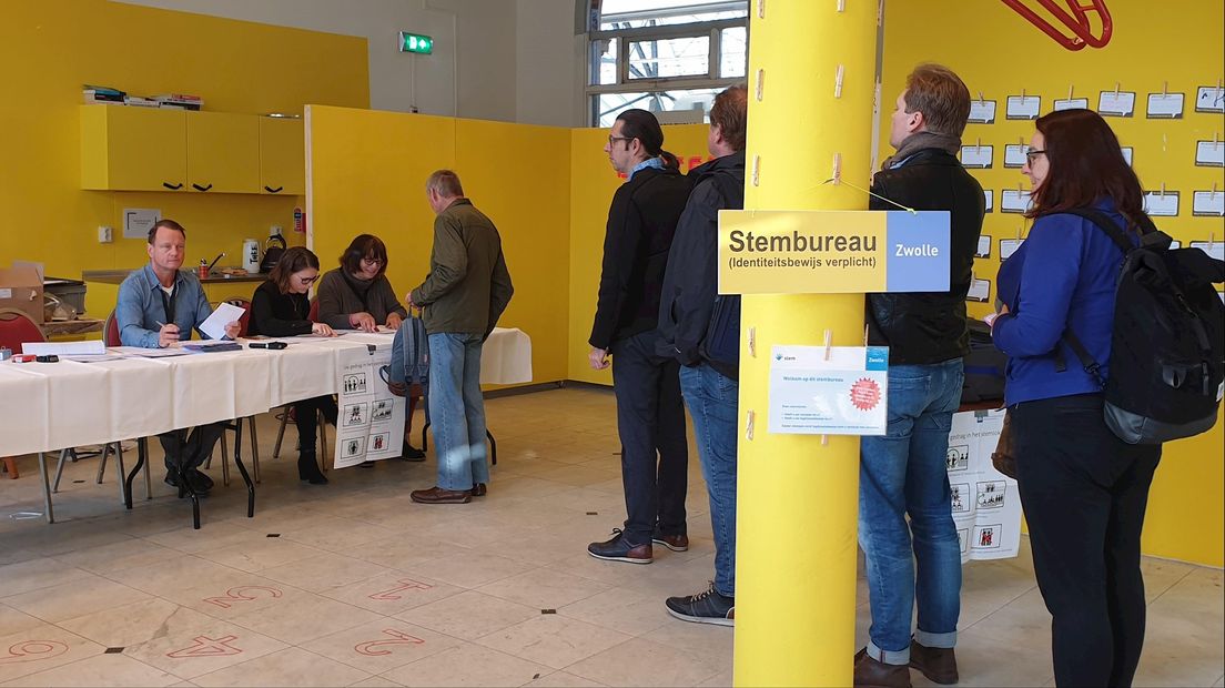 Op het station in Zwolle kon vanochtend al vóór 07.30 uur gestemd worden