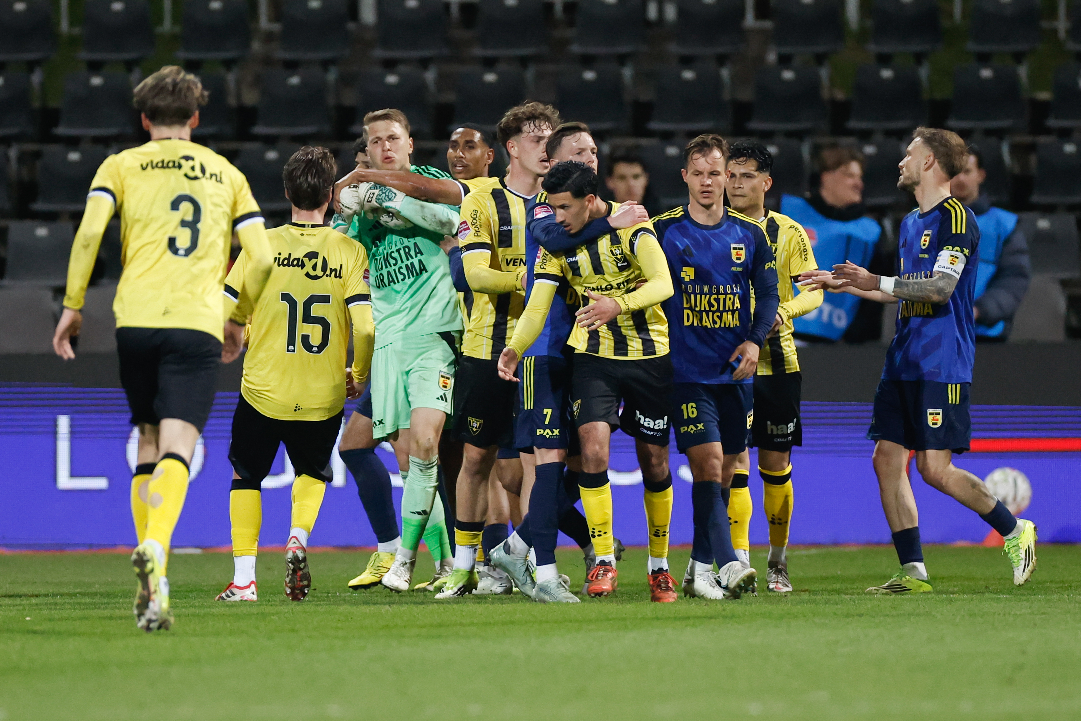 De spelers van VVV en Cambuur kunnen het niet echt met elkaar vinden