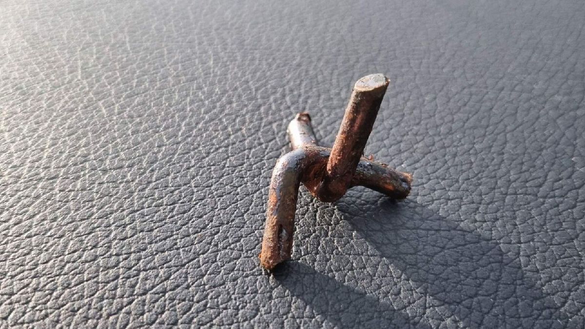 Oppassen: lekke banden door kraaienpoten op de weg bij Smilde