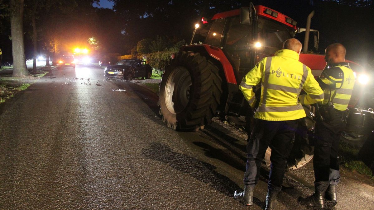 112-nieuws zondag 7 augustus: Auto in botsing met trekker in Drouwenermond • Auto botst tegen boom i