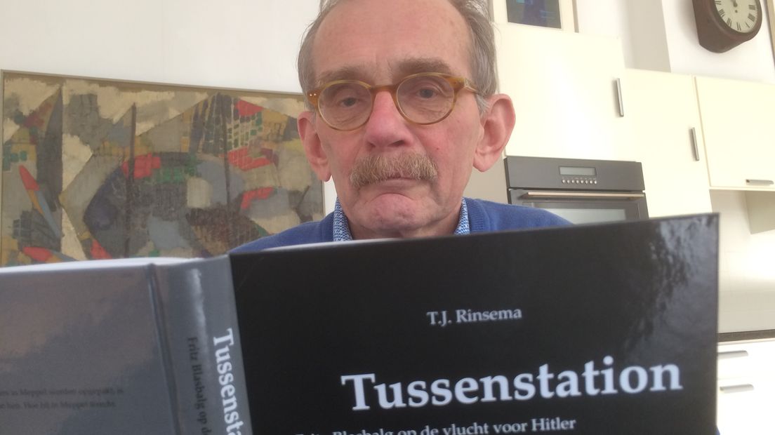 Thijs Rinsema met zijn boek (Rechten: RTV Drenthe / Rinus Bouwmeester)