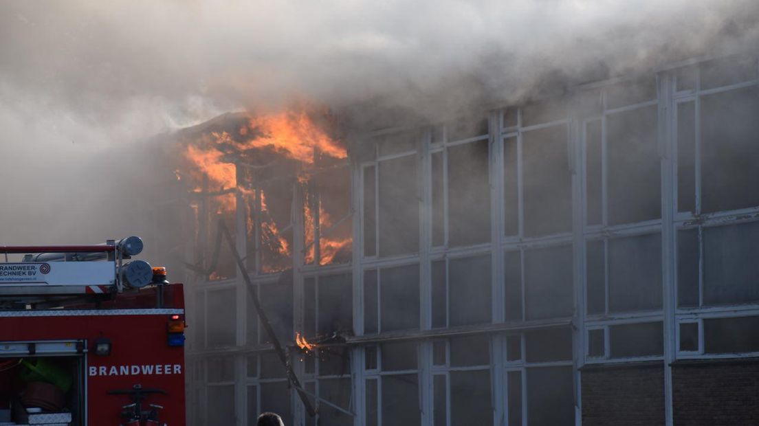 Vlammen slaan uit het gebouw (Rechten: De Vries Media)