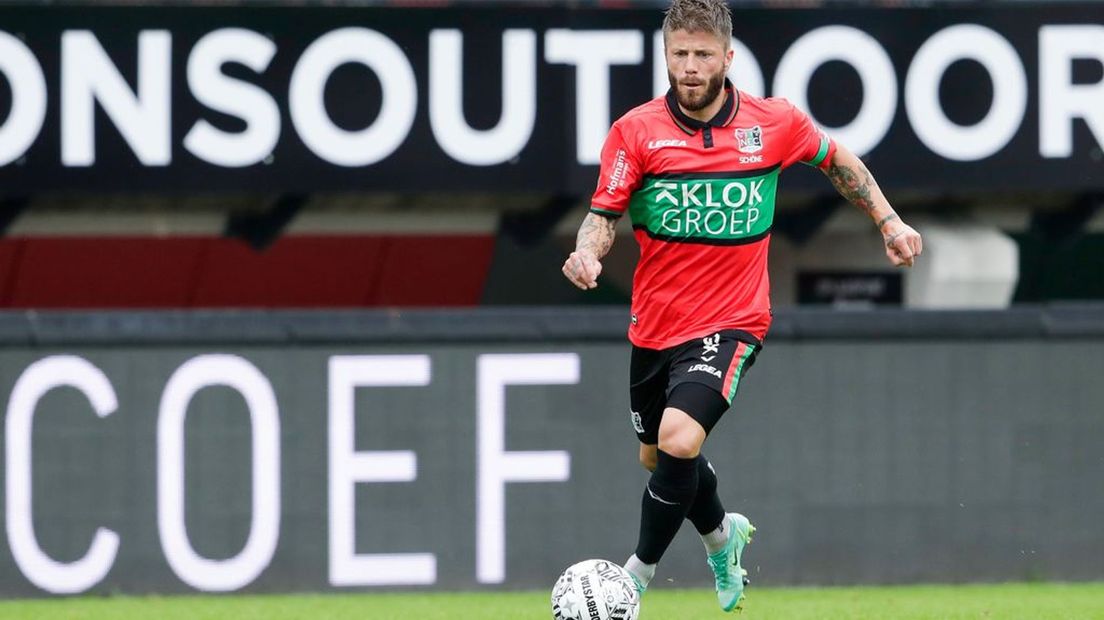 Lasse Schöne is de dirigent op het veld bij NEC