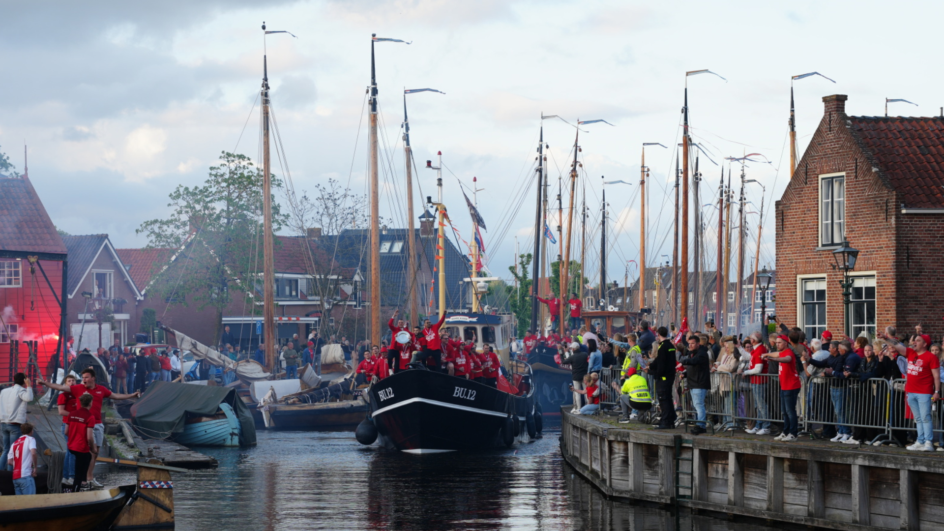 Zo vierde IJsselmeervogels het kampioenschap in de haven van Spakenburg