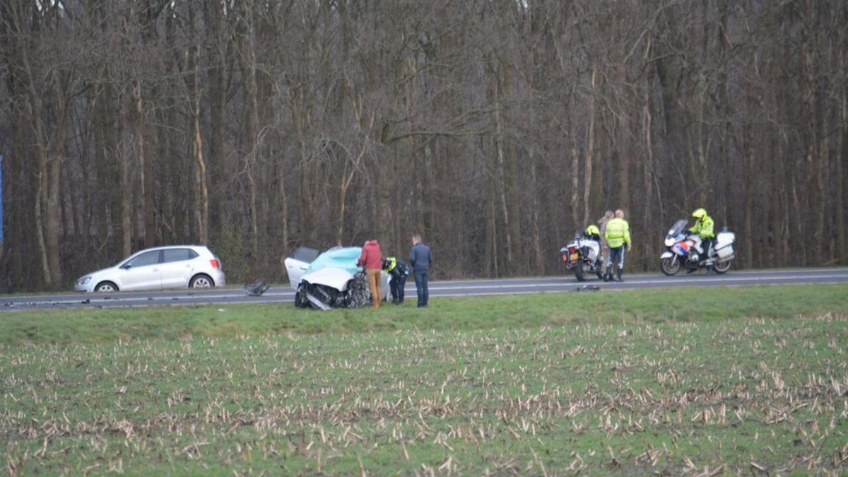 Automobilist raakt bekneld bij ongeluk op N36 bij Westerhaar-Vriezenveensewijk