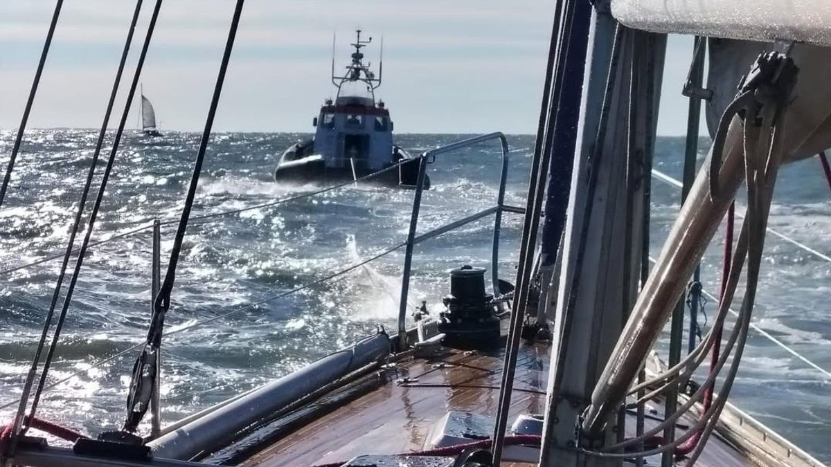 KNRM helpt zeiljacht uit de problemen bij Schiermonnikoog