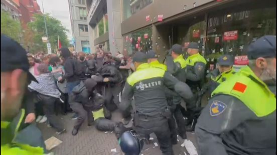 Politie grijpt in bij pro-Palestijnse demonstratie Universiteit Leiden in Den Haag