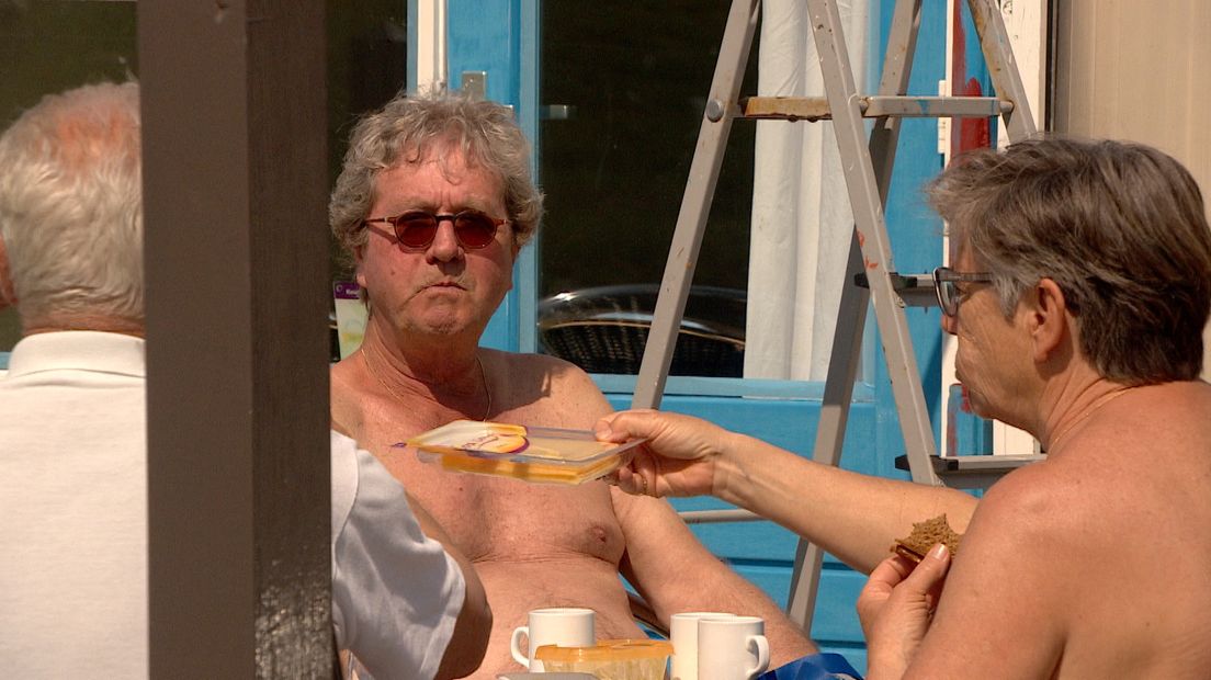 In het zonnetje zit Louis Filius te lunchen met andere leden van de naturistenvereniging