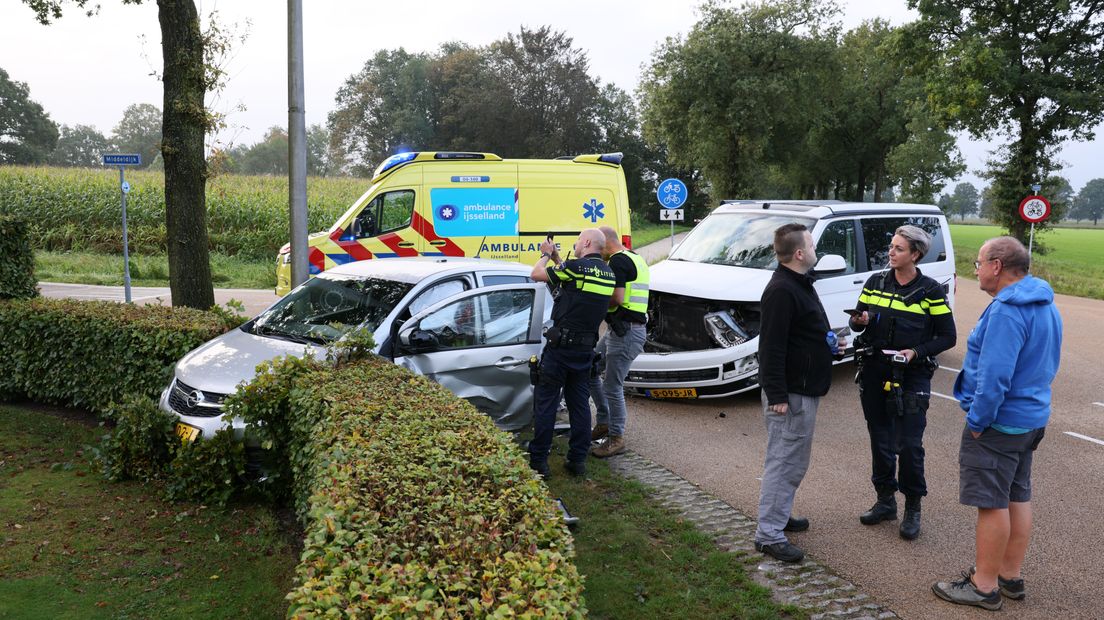 Auto belandt in voortuin van woning