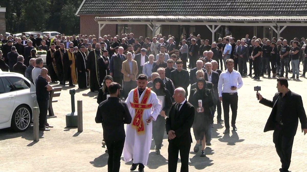 Marcus (37), de overleden arrestant, vanmiddag naar laatste rustplaats gebracht