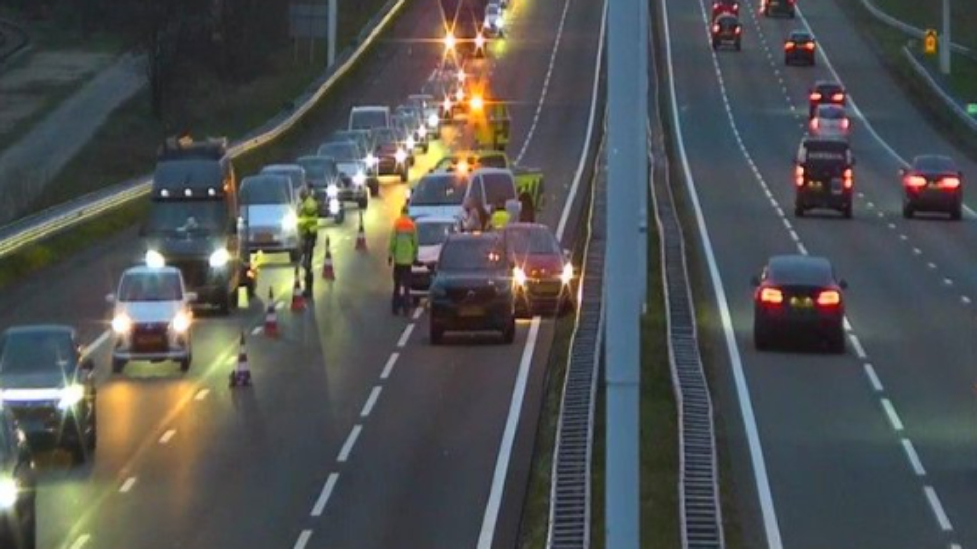 Weg weer vrij na botsing met meerdere voertuigen op A12, file neemt af