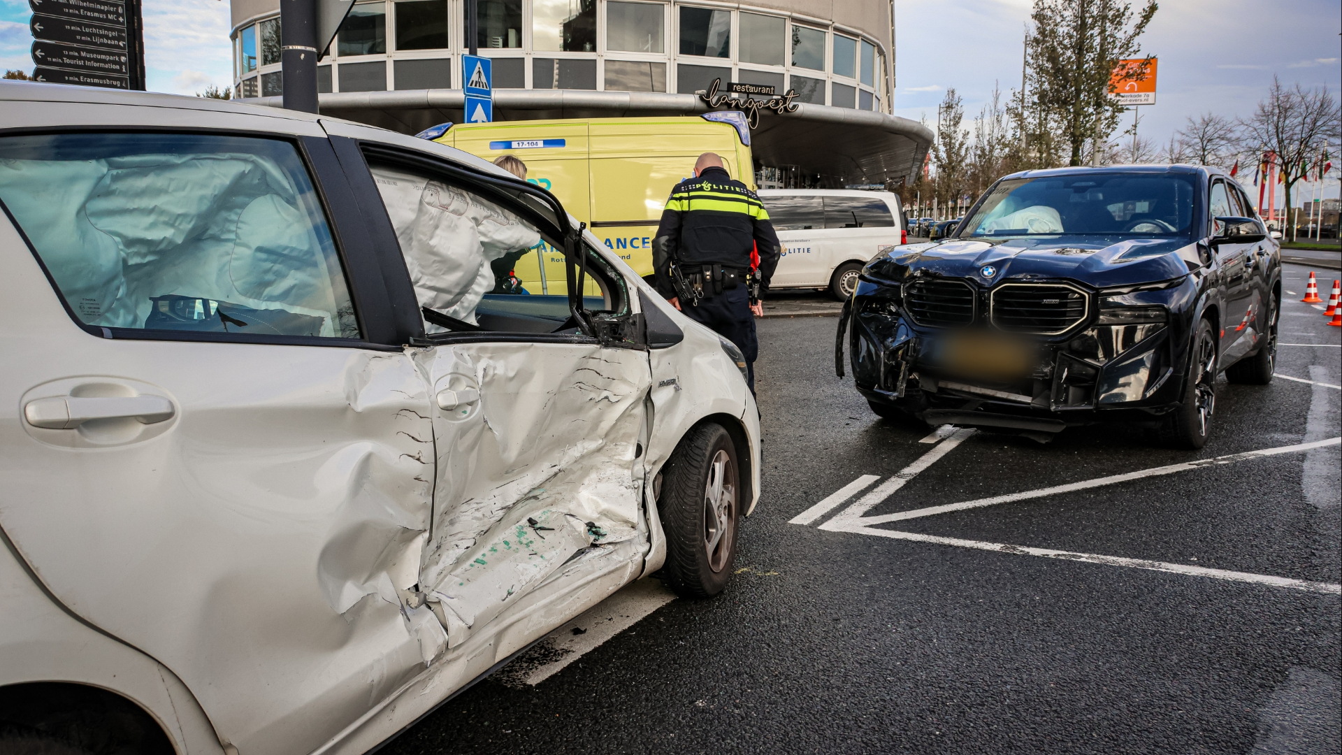 Gewonde en flinke schade na botsing.
