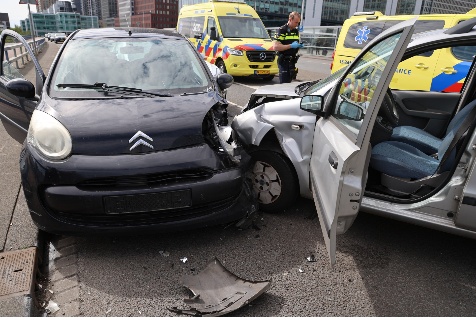 Forse schade na botsing tussen twee autos.