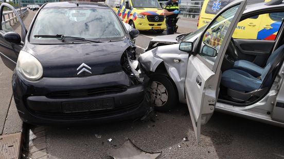 Forse schade na botsing tussen twee autos. Forse schade na botsing tussen twee autos.
