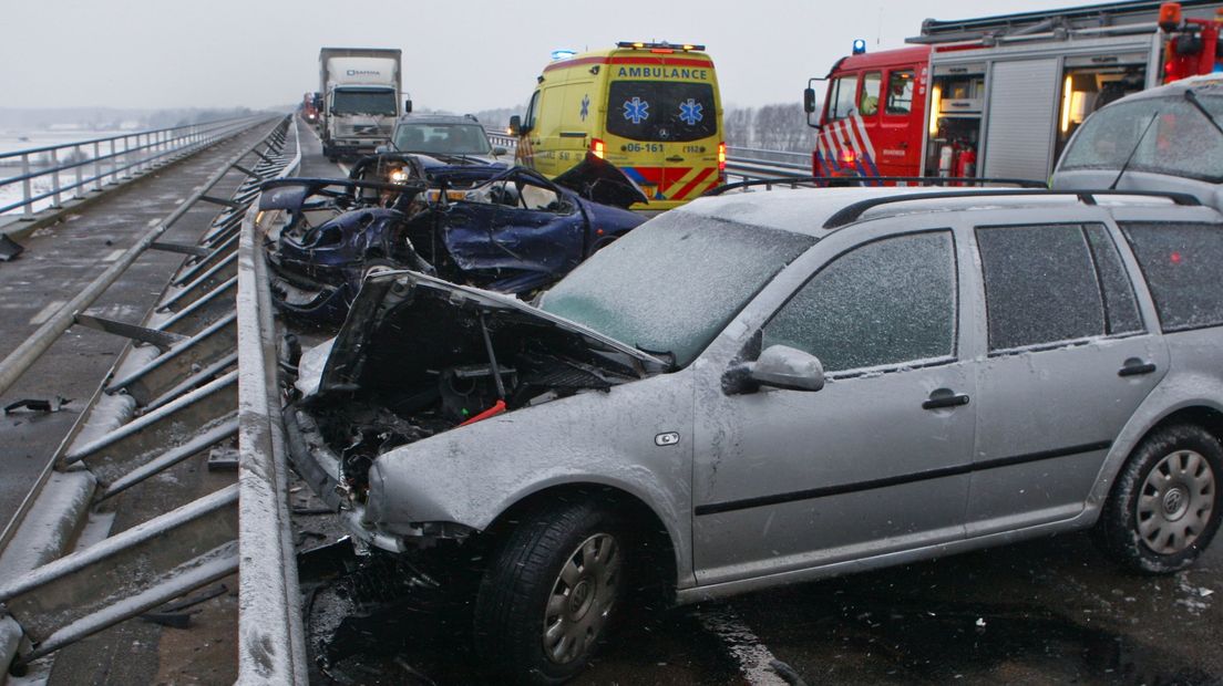 Ravage na aanrijding bij brug in Zutphen