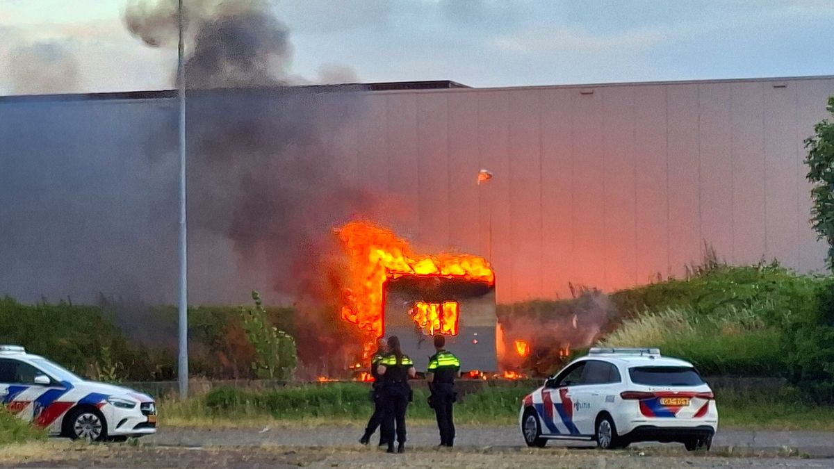 Veel rook bij brand in bouwkeet in Leeuwarden | Auto de sloot in na botsing in Siegerswoude