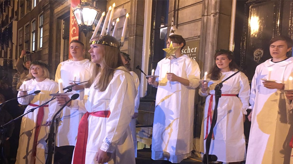 Hemelse zang en een mega kerstboom op het Lange Voorhout in Den Haag