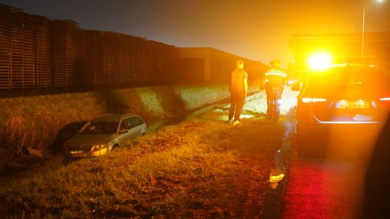 Auto met drie inzittenden in sloot tussen kassen Siberië Nieuws