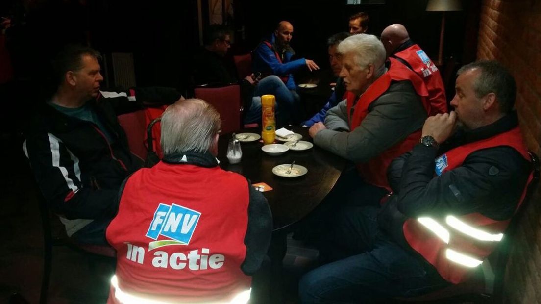 Deddo Venema rechts in het midden met zijn collega's
