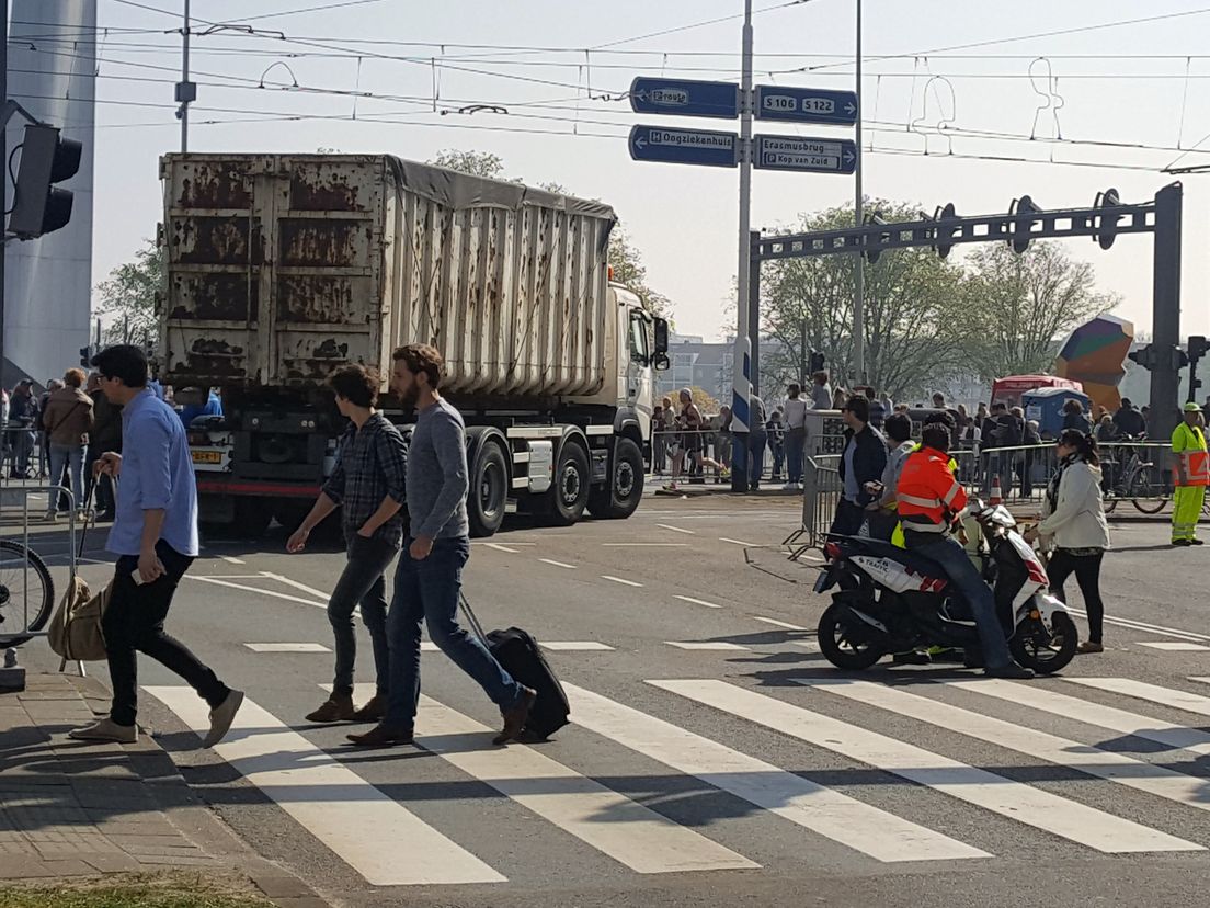 De route van de Marathon Rotterdam 2017 is beveiligd met vrachtwagens.