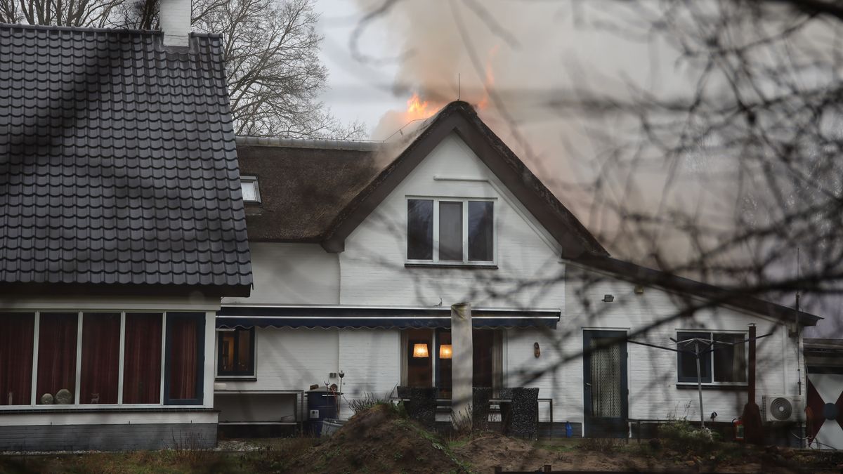 Brand in rieten kap van woning in Heijen: 'Blijf uit de rook'