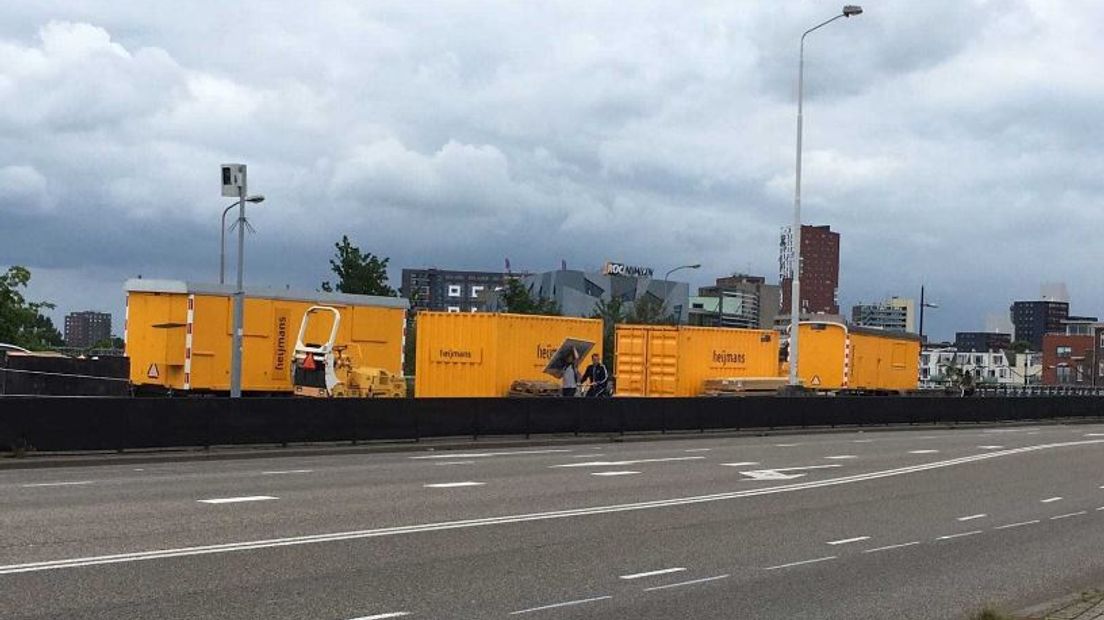 De Graafseweg in Nijmegen is tot 3 september gesloten voor doorgaand gemotoriseerd verkeer. Tot 3 september vinden er wegwerkzaamheden plaats, er wordt onder andere één rijstrook opgeofferd zodat er betere fietspaden aan weerszijden van de weg komen.