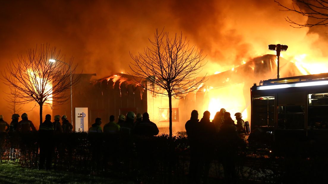 Een grote brand op het industrietterein in Tynaarlo (Rechten: Herman van Oost)