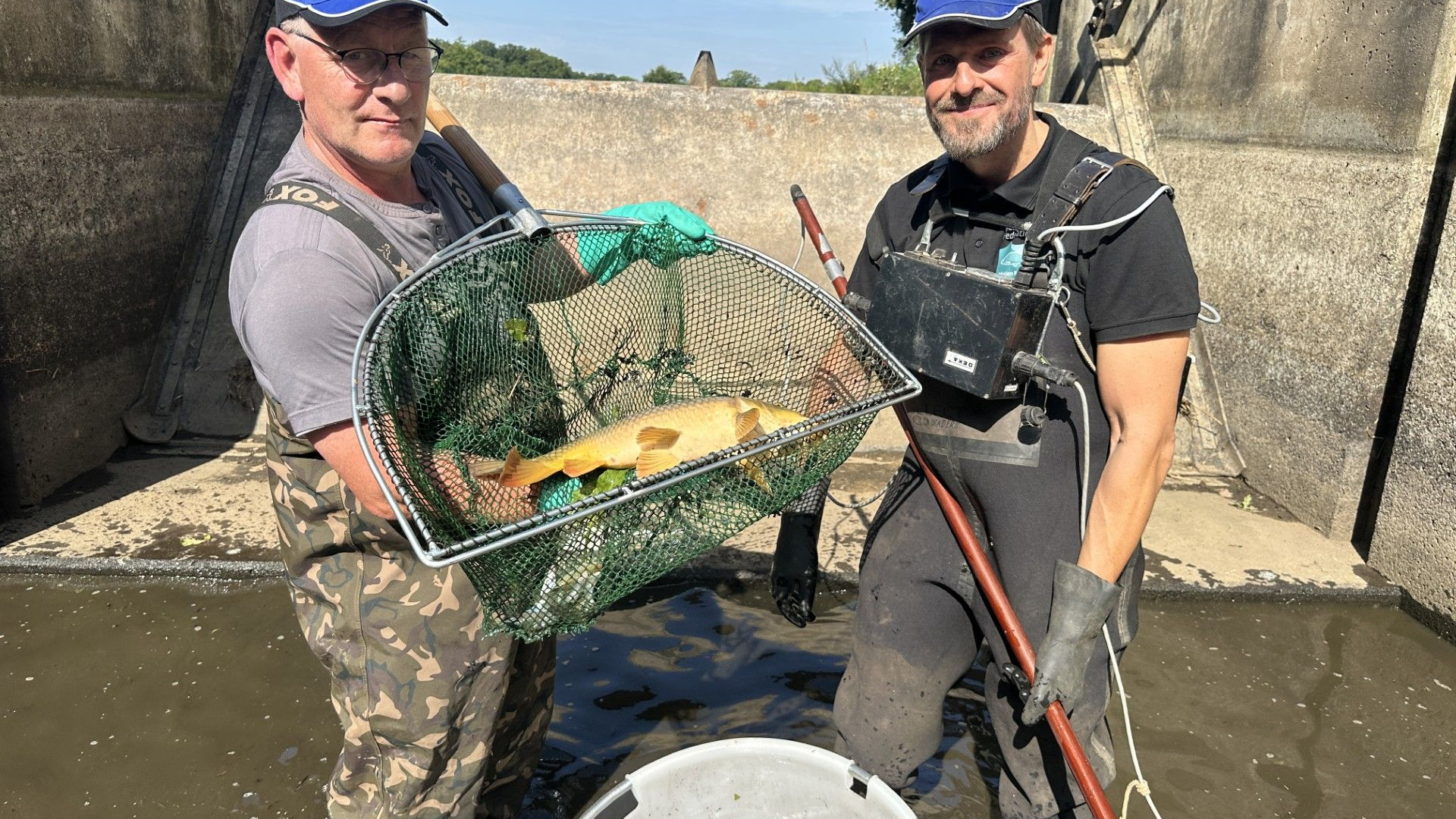 Deze vissers laten vissen in droge sloot niet stikken