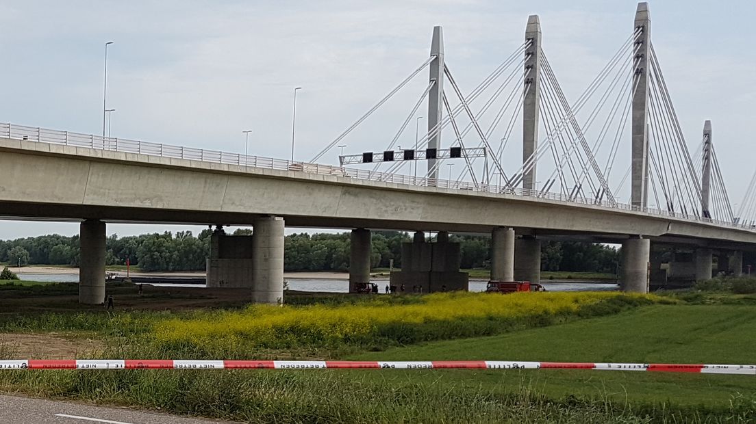 In de Waal bij Andelst wordt dinsdagavond een zwemmer vermist. De persoon is door de stroming meegevoerd.