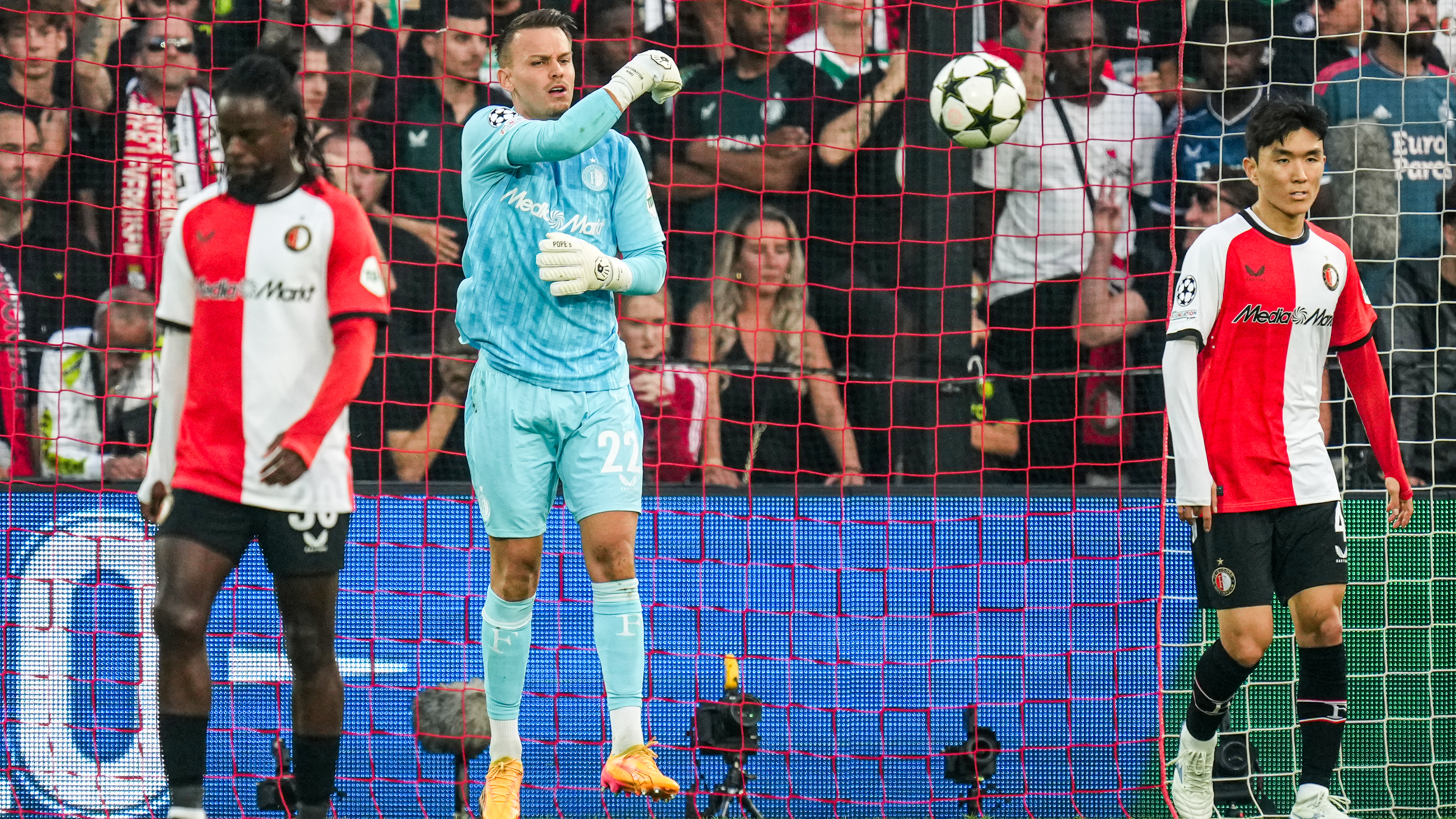 Wellenreuther gooit de bal kwaad uit het doel na de 2-0 van Leverkusen
