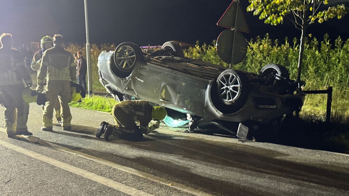 Auto slaat over de kop: bestuurder op de vlucht