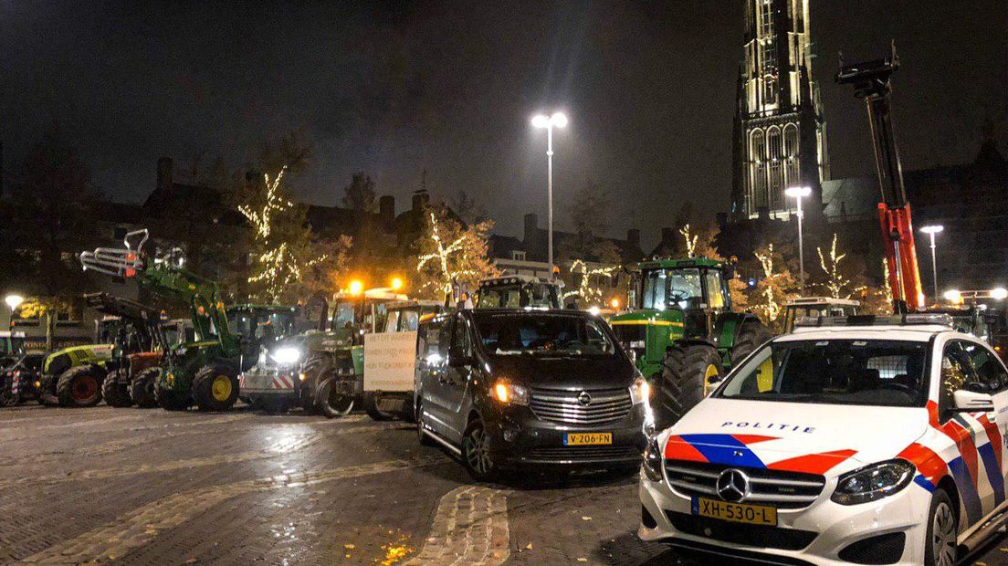 Tientallen boze boeren en mensen uit de bouwsector zijn woensdagavond opgetrokken naar het politiebureau in de binnenstad van Arnhem. Het gaat om een bonte stoet van trekkers, auto's en busjes van onder meer bouwbedrijven. Ze zijn boos over de arrestatie van een mede-demonstrant, zegt de politie.