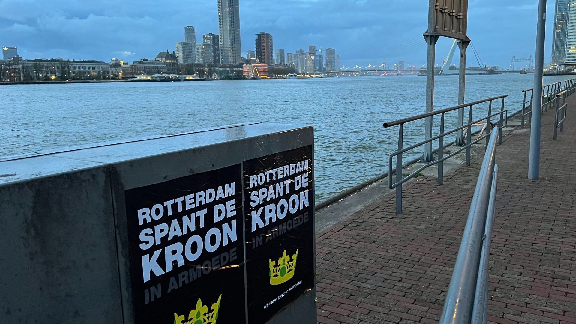 Op meerdere plekken in de stad zijn naar aanleiding van Koningsdag protest posters te zien