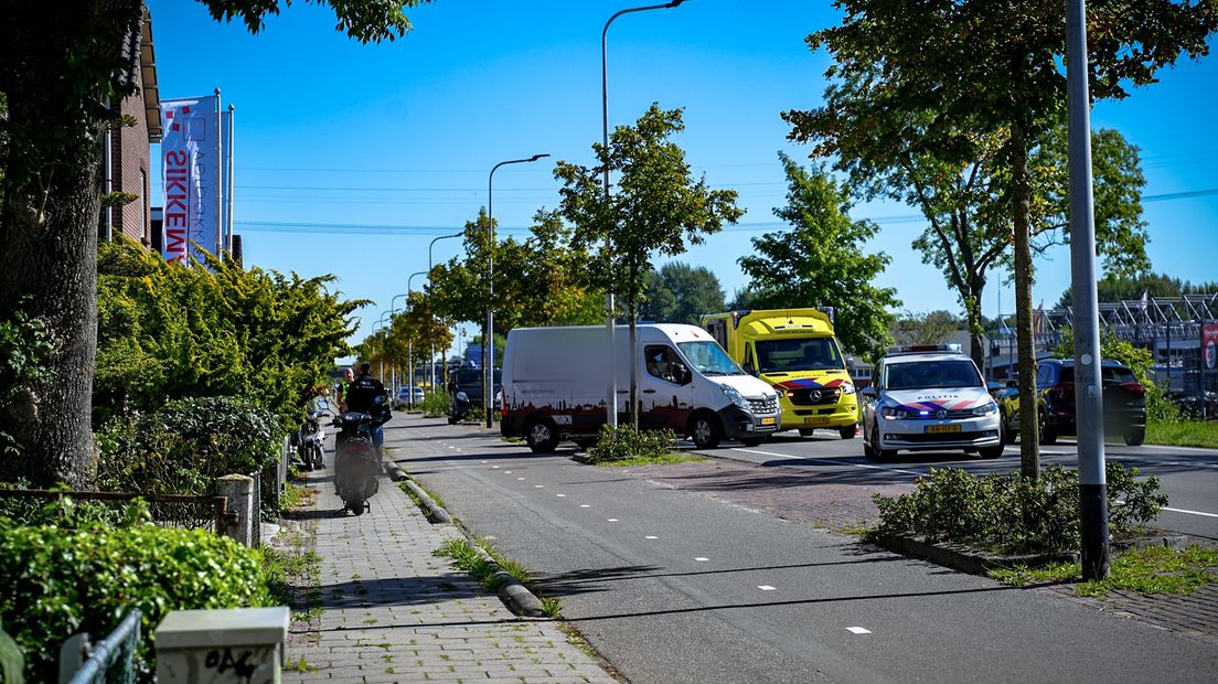 Hulpdiensten op de Rijksweg in Groningen na de botsing
